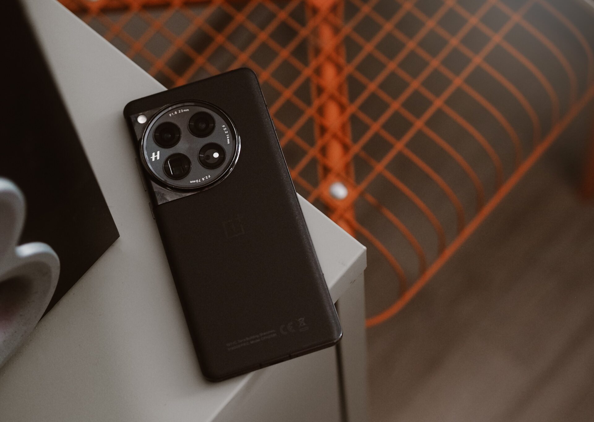 Które opinie o OnePlus 12 są prawdziwe? Smartfon pełen niespodzianek!