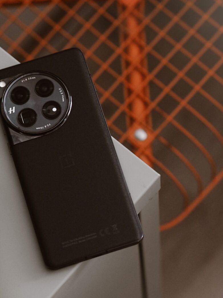 Które opinie o OnePlus 12 są prawdziwe? Smartfon pełen niespodzianek!