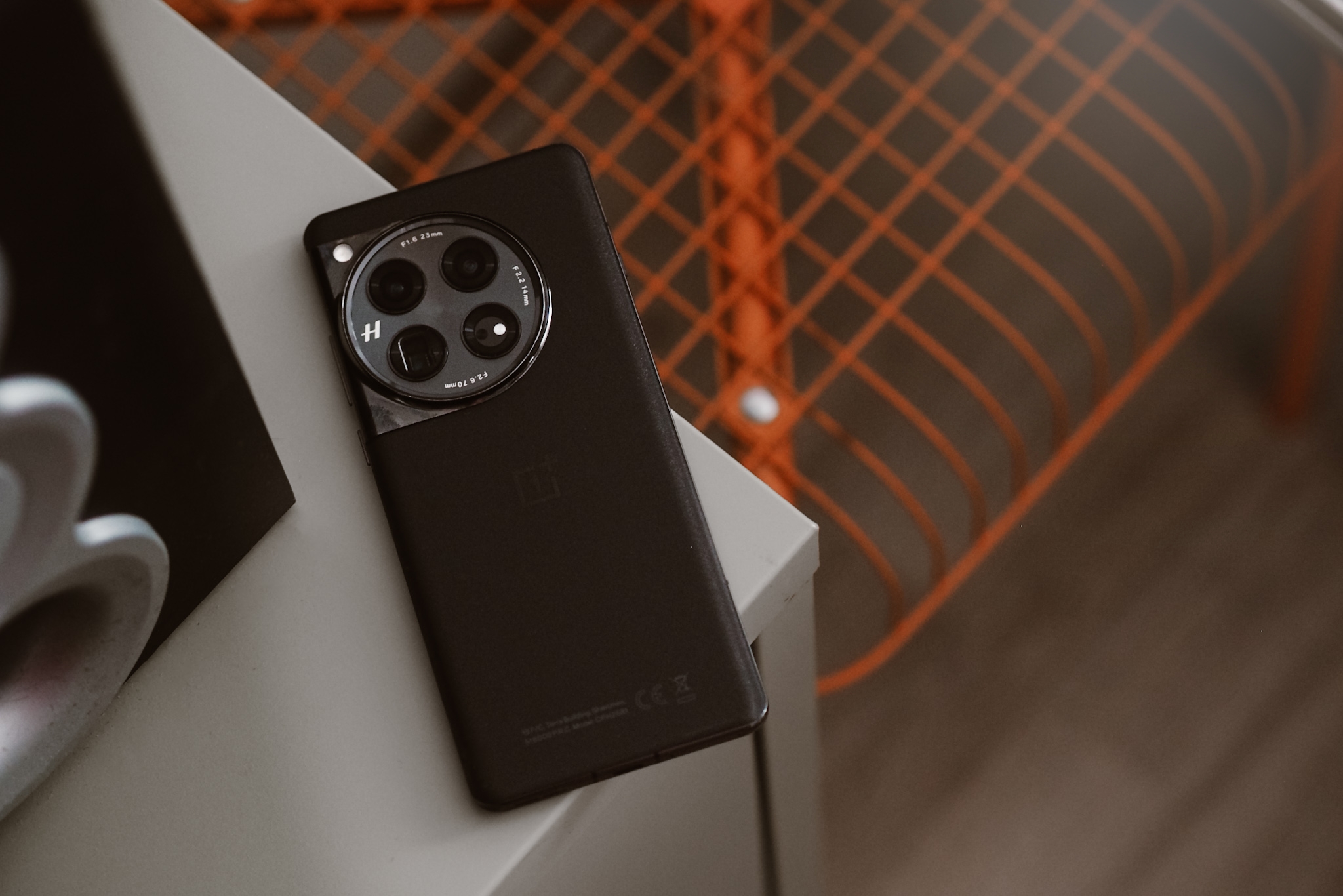 Które opinie o OnePlus 12 są prawdziwe? Smartfon pełen niespodzianek!